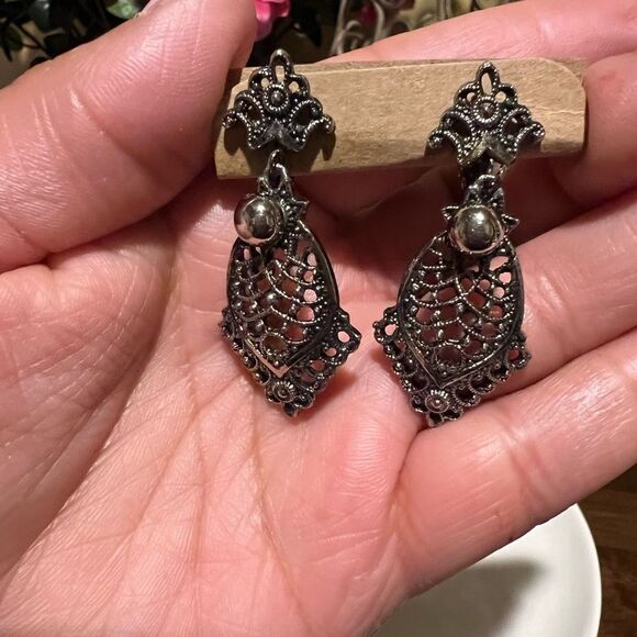 VINTAGE CELEBRITY DARK DANGLING CLIP EARRINGS - Picture 1 of 4